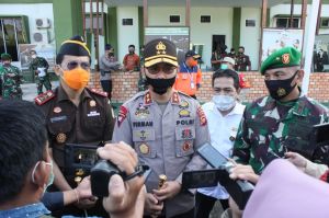 Kapolda Jambi Serahkan Bantuan Alat Pemadam Karhutla kepada Danrem 042