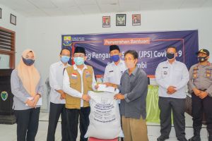 Fachrori Serahkan JPS Covid-19 Tahap III Untuk Masyarakat Batanghari
