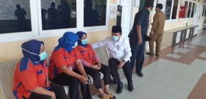 Di Sela-sela Tes Psikologi, Al Haris  Bercengkrama dengan Pegawai RS Raden Mattaher Jambi