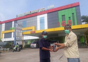 Peduli Wartawan Pasien Covid-19, Haris-Sani Serahkan Ramuan Daun Sungkai