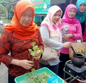Hesti Haris; Dikenal Santun, Tak Sungkan Pinjam Bedak Orang Lain