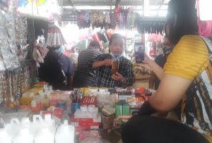 Al Haris ke Pasar Aur Duri, Warga Langsung Minta Daun Sungkai