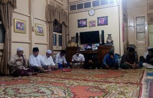 Haris Terharu Disambut Warga di Rumah Kelahiran Abdurahman Sayoeti