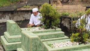 Haris Ziarah ke Makam Abdurahman Sayoeti
