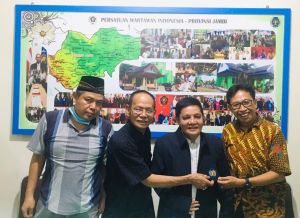 Kenakan Jaket PWI, H Matlawan Jadi Keluarga Besar PWI