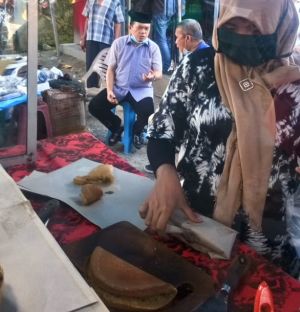 Pedagang: Nomor Tigo Manang! Nomor Tigo Manang!