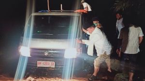 Lihat Kondisi Masyarakat, Al Haris Lalui Jalan Berlumpur dan Ikut Dorong Mobil