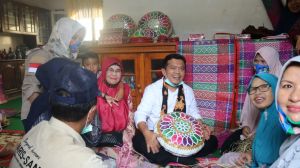 Kunjungi Pusat Anyaman di Rawang, Al Haris Disambut Riuh Pengrajin dan Mak-Mak