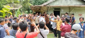 Sapa Warga Mandiangin, Al Haris Disambut Antusias Warga Guruh Baru