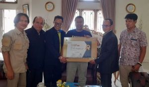 Terima PWI Jambi Award, Romi Termotivasi Berbuat Lebih Baik