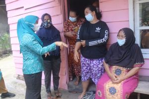 Hesnidar Haris Serahkan Bantuan Sembako Bagi Masyarakat Terdampak Covid-19