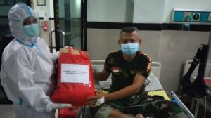 Tunjukkan Kepedulian, Danrem 042 Gapu Jenguk Anggota Terpapar Covid-19