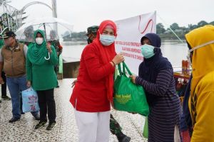 Ketua Persit KCK Koorcab Rem 042 bersama Ibu-Ibu Forkopimda Bagikan Sembako