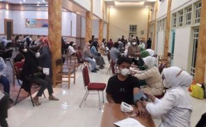 Hujan, Antusias Warga Tetap Tinggi untuk Vaksin di Balai Prajurit