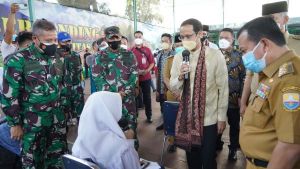 Nadiem  Makarim Tinjau Vaksinasi Pelajar di Makorem Jambi