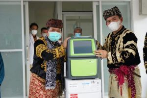 Gubernur Serahkan PCR ke RSUD Mayjen A. Thalib