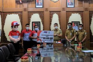 Sambut HUT Ke-31, JNE Serahkan Bantuan CSR ke Pemkot Jambi dan 3 Rumah Ibadah