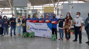 Peringati Hari Kartini,  Srikandi KBI Salurkan Bantuan untuk Porter