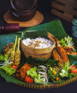 Swiss-Belhotel Jambi Hadirkan Tradisi Makan Bersama Khas Bali