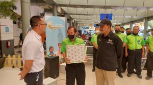 Jelang Idul Fitri, 175 Porter di Stasiun Pasar Senin Dapat Paket Sembako dari KBI