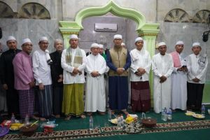 Al Haris Beri Santunan Kepada 449 Guru Ngaji