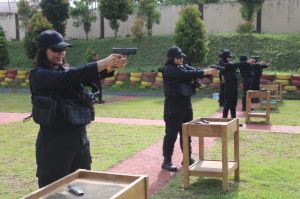 Polwan Satbrimob Polda Jambi Dibekali Latihan Menembak