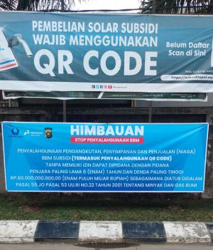 Foto-Foto Pertamina Bersinergi Dalam Pemasangan Spanduk Imbauan Ketentuan BBM Subsidi di SPBU