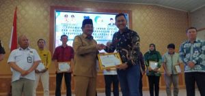 PT Dasa Anugrah Sejati - Grup Kebun Taman Raja Terima Penghargaan CSR dari Pemkab Tanjab Barat