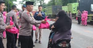 Dansat Brimob Polda Jambi Bagikan Takjil Selama Ramadan