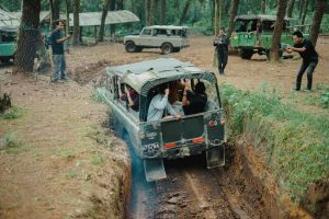 Rasakan Sensasi Naik Land Rover di Cikole Lembang, Kunjungi 'Puskesmas' Naik Bandros