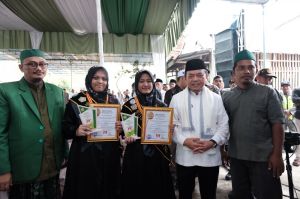 Gubernur Hadiahkan Umrah Untuk Santri Hafal 30 Juz Ponpes Nurul Jadid Singkut