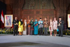 Berhasil Turunkan Stunting, Gubernur dan Ketua TP PKK Jambi Dianugerahi Manggala Karya Kencana