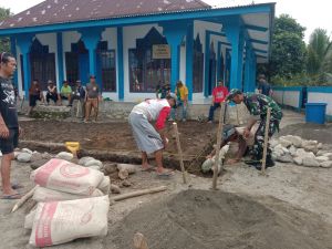 Wujud Kemanunggalan TNI-Rakyat, Babinsa Bumi Agung Bersama Warga Gotong Royong Bangun Masjid