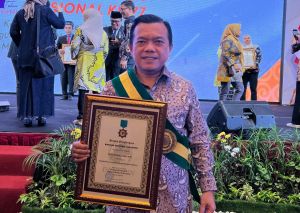 Gubernur Terima Penghargaan Bintang Abhinaya Jagadhita dari Dekopin