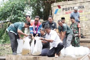 Pertamina Perkuat Ekosistem Lubuk Penyengat dengan Penebaran 150.000 Bibit Ikan Nilem