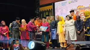 Al Haris Berikan Penghargaan kepada Pelaku Seni dan Budaya Jambi   