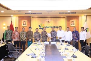 Kemenkop Serahkan Daftar Koperasi di Sektor Jasa Keuangan ke OJK