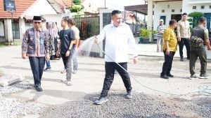 Ketua DPRD Kota Jambi Tinjau Perbaikan Jalan Swadaya Warga di Lorong Gotong Royong