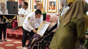 Gubernur Al Haris Berikan Penghargaan kepada Perempuan Inspiratif di Provinsi Jambi 