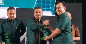 Ketua DPRD Kota Jambi Terima Penghargaan Hipmi Award