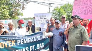 Warga Protes Rencana Stockpile Batu Bara PT SAS, Ketua DPRD Kota Jambi Turun Dukung Aksi