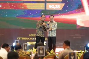 Gubernur Al Haris Terima Anugerah Keterbukaan Informasi Publik 2025