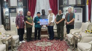 Gubernur Haris Serahkan Bantuan Provinsi Jambi ke Sumbar, Perkuat Solidaritas di Tengah Bencana