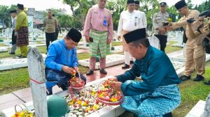 Gubernur Al Haris Ziarah ke Makam Pahlawan dan Mantan Gubernur Jambi