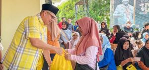Jelang Idul Fitri, Ketua DPRD Kota Jambi Bagikan Ratusan Paket Sembako untuk Masyarakat